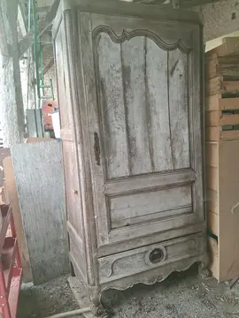 Très vieille armoire à restaurer