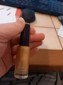 vernis a ongle couleur or bon état