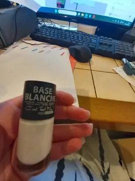 vernis a ongle couleur blanc bon état
