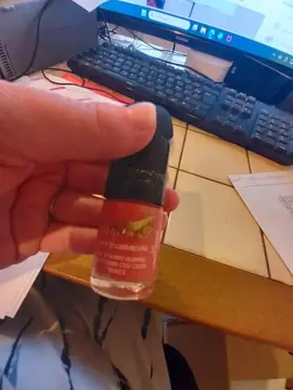 vernis a ongle couleur rose corail bon état