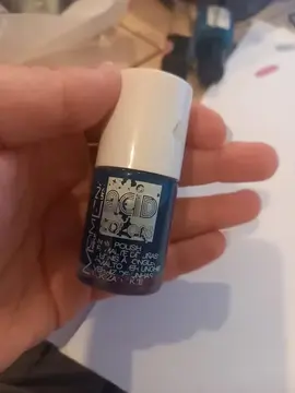 vernis a ongle couleur bleu foncé bon état