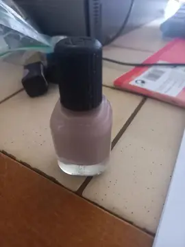 vernis a ongle couleur marron claire bon état