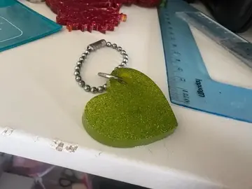 porte clefs cœur vert en résine époxy que j 'ai fabriquer
