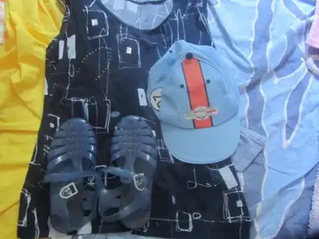 casquette et méduses et débardeur