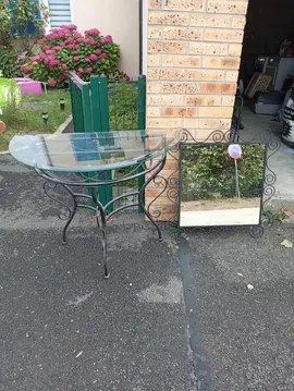 Table en verre plus miroir en fer forgé