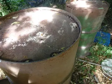 3 tonneaux / baril , en métal.