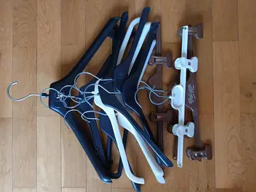 lot de cintres en plastique et en bois