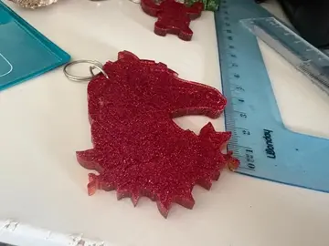 porte clefs cheval rose en résine époxy que j 'ai fabriquer