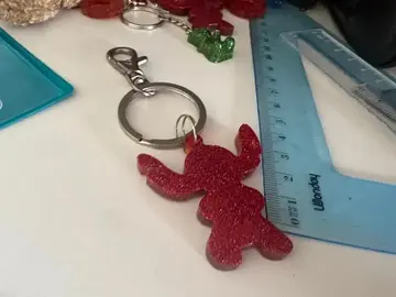 porte clefs stich rose en résine époxy que j 'ai fabriquer