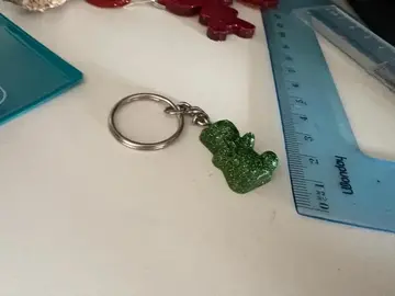 petit porte clefs nounours verte en résine époxy que j 'ai fabriquer