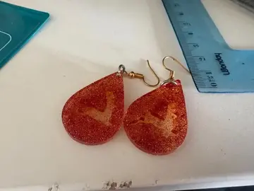 boucle d oreille cerf en résine époxy que j 'ai fabriquer