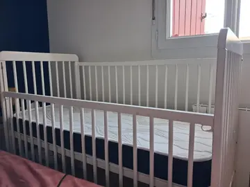 Lit bébé + matelas + housse imper + housse