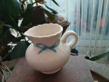 pot à lait -1 ébréchure -petite et ancienne