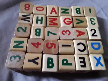 30 cubes en bois avec chiffres et lettres