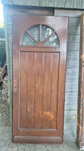 Porte d'entrée en bois 84x209 de passage libre . tapées bois de 160 mm.