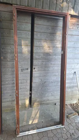 Porte d'entrée en bois 84x209 de passage libre . tapées bois de 160 mm.
