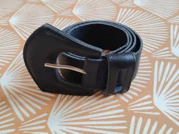 Ceinture noire, grosse boucle, en croûte de cuir