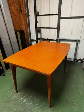 table en bois rectangulaire