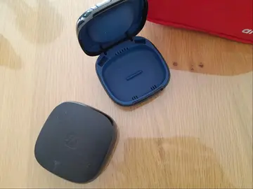 2 boîtes rangement/ transport pour prothèses auditives