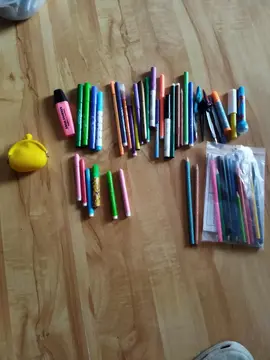 crayons de couleur et feutres