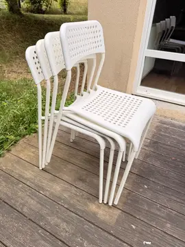 chaises en plastique blanche