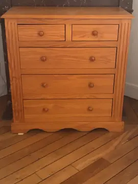 commode en pin patiné 3 grands tiroirs et 2 petits tiroirs.