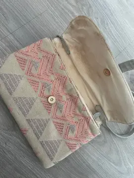 sac à main beige et tissu