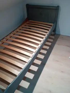 lit en bois une personne avec un coffre avec lit supplémentaire