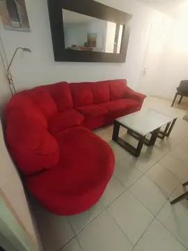canapé rouge confortable