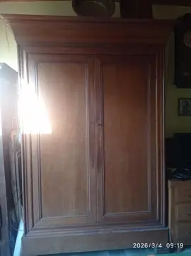 Armoire en bois, assez haute, étagères et tiroirs pour rangement