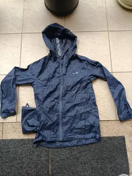 coupe vent à capuche10 ans , bleu marine bon état