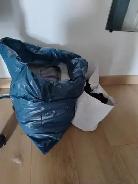 vêtements et 2 paires de chaussures