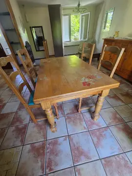 Table en bois et chaises