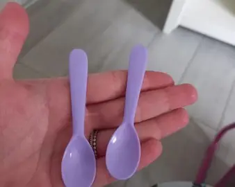 Lot de 2 petite cuillère violet en plastique neuve