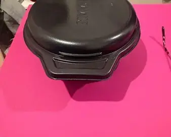 Marmite noir en plastique avec couvercle