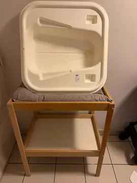 table de change et une baignoire