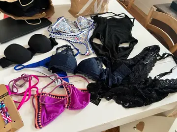 divers maillots de bain et lingerie jeune femme