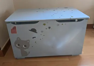 Donne coffre à jouets