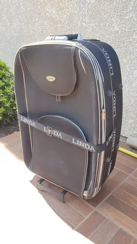 Grande valise dégradée mais fonctionnelle
