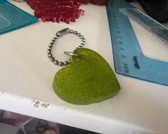 Porte clefs cœur vert en résine époxy que j'ai fabriquer