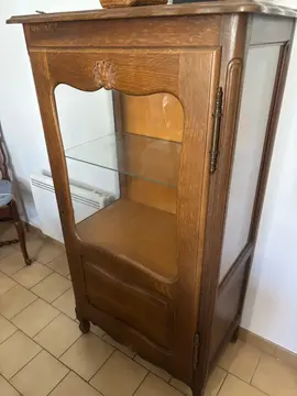 petit meuble une porte vitrée