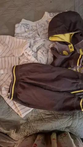 4 vêtements BB 6 9 12 mois