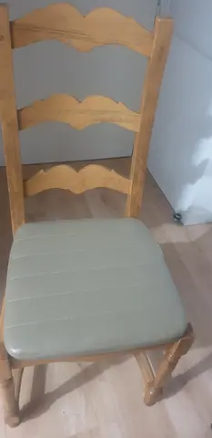 2 chaises en bois