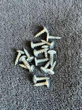 Lot de 16 petites vis de 1 cm
