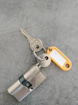 serrure avec 2 clés