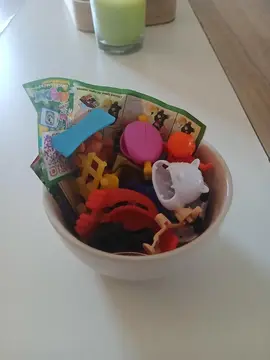 un lot de jouet de kinder