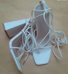 jolie paire de chaussures blanche à talons pour femme
