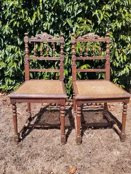 2 chaises bois sculptées