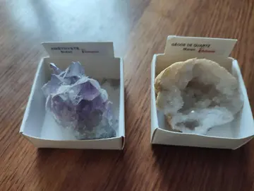 Pierres semi précieuses : améthyste et géode de quartz