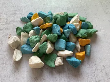 Petits cailloux colorés pour aquarium